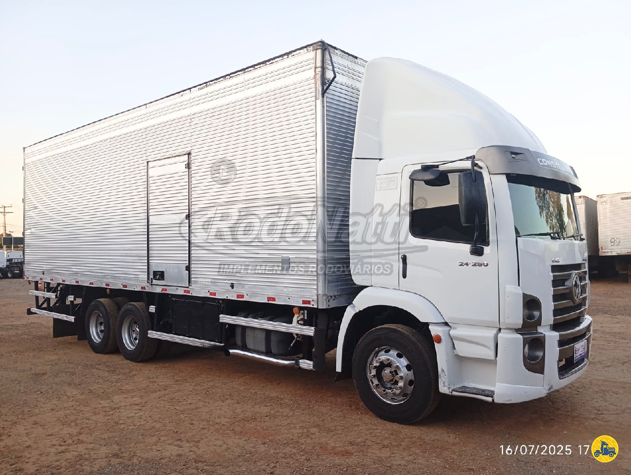 CAMINHAO VOLKSWAGEN VW 24250 Baú Furgão Truck 6x2 Rodonatti  - Domínio GOIANIA GOIAS GO