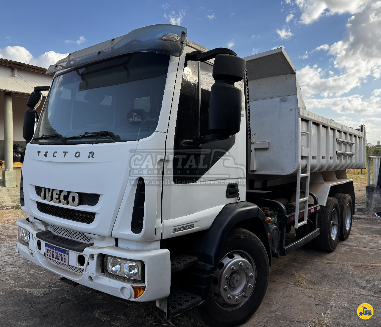 CAMINHAO IVECO TECTOR 240E25 Caçamba Basculante Truck 6x2 Capital Caminhões - Implementos Rodoviários - Novos e Usados LUZIANIA GOIAS GO