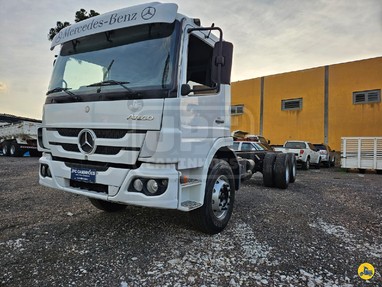 CAMINHAO MERCEDES-BENZ MB 2425 Carga Seca Truck 6x2 JPC Caminhões CURITIBA PARANÁ PR