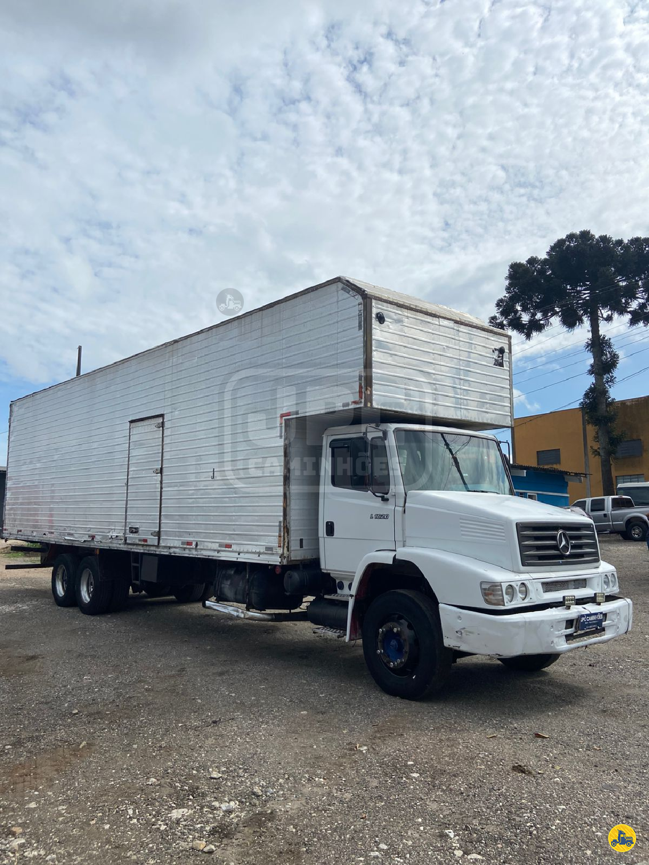 CAMINHAO MERCEDES-BENZ MB 1620 Baú Furgão Truck 6x2 JPC Caminhões CURITIBA PARANÁ PR