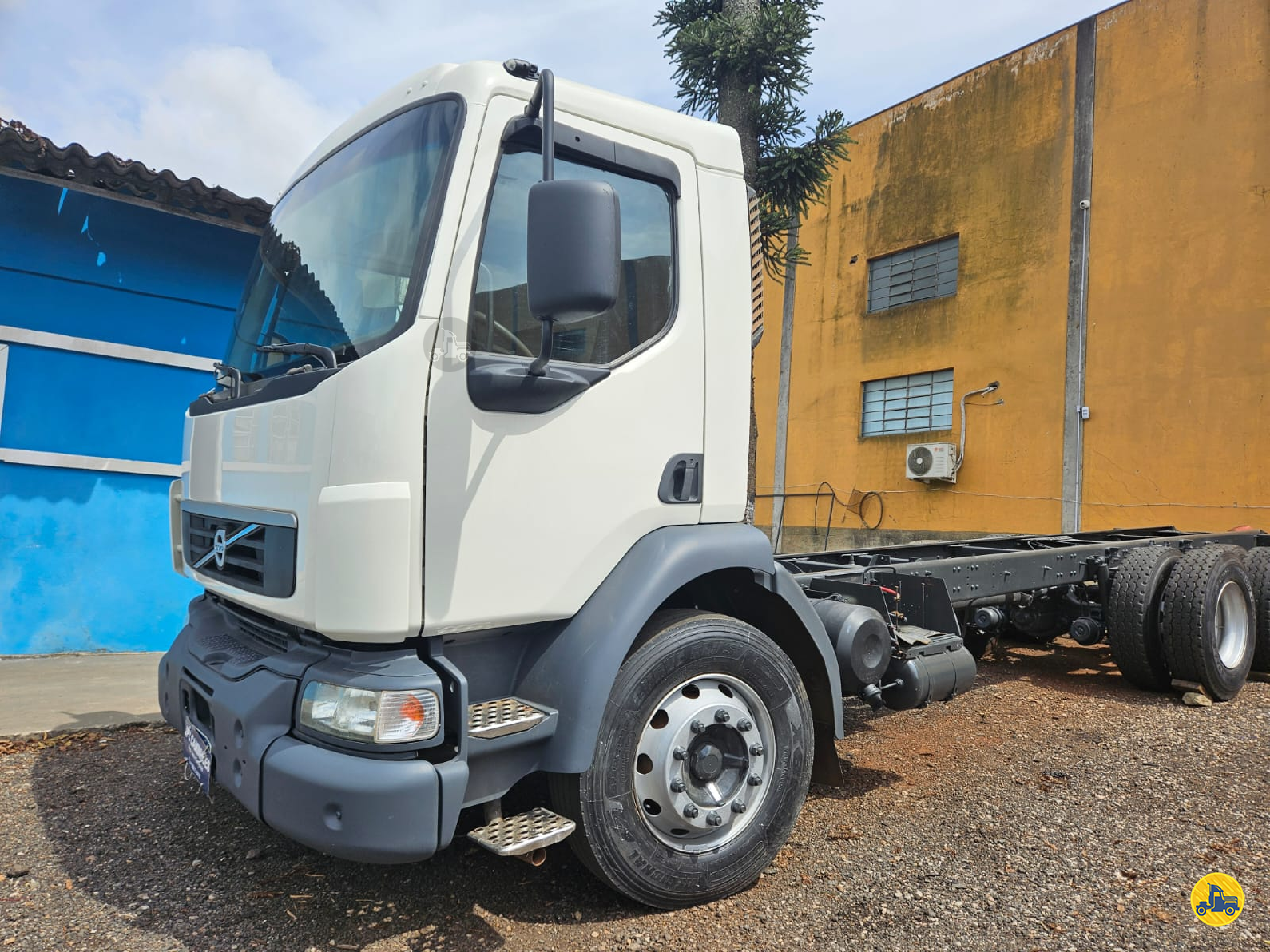 CAMINHAO VOLVO VOLVO VM 260 Caçamba Basculante Traçado 6x4 JPC Caminhões CURITIBA PARANÁ PR