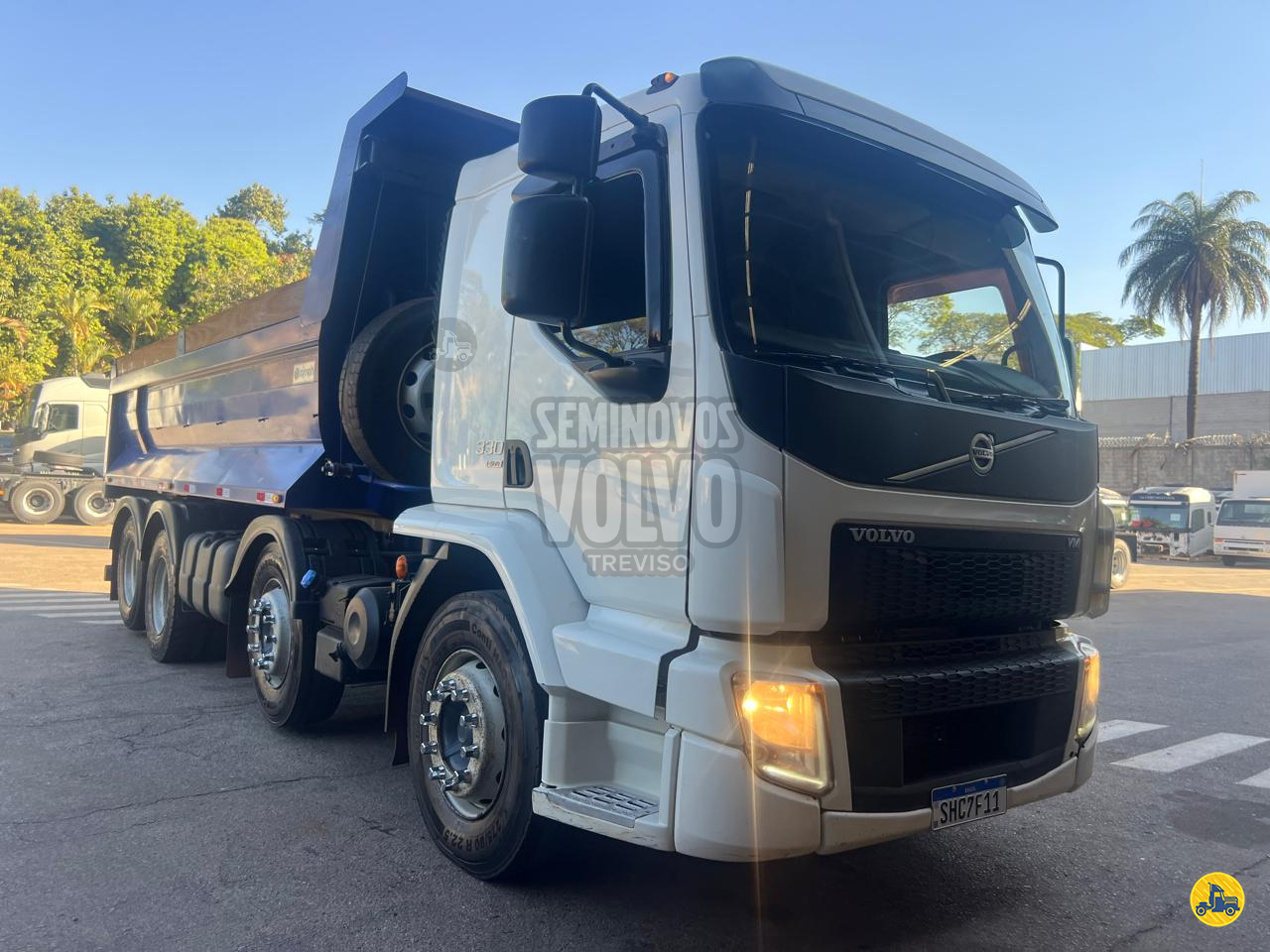 CAMINHAO VOLVO VOLVO VM 330 Caçamba Basculante BiTruck 8x2 Treviso Seminovos BETIM MINAS GERAIS MG