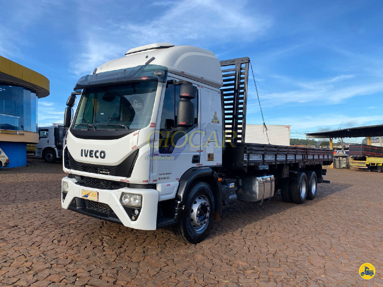 CAMINHAO IVECO TECTOR 240E30 Carga Seca Truck 6x2 Giocar Caminhões PATO BRANCO PARANÁ PR
