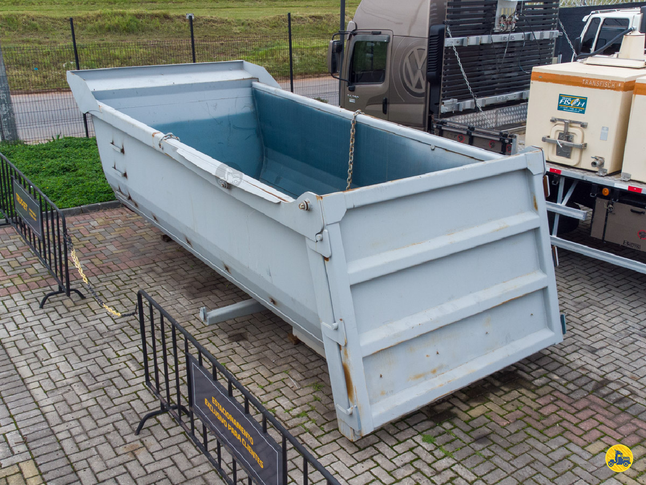 CARROCERIA SOBRE CHASSI  TOCO BASCULANTE Trucket Caminhões CURITIBA PARANÁ PR