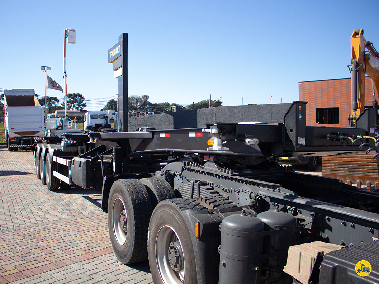 CARRETA SEMI-REBOQUE PORTA-CONTAINER Trucket Caminhões CURITIBA PARANÁ PR