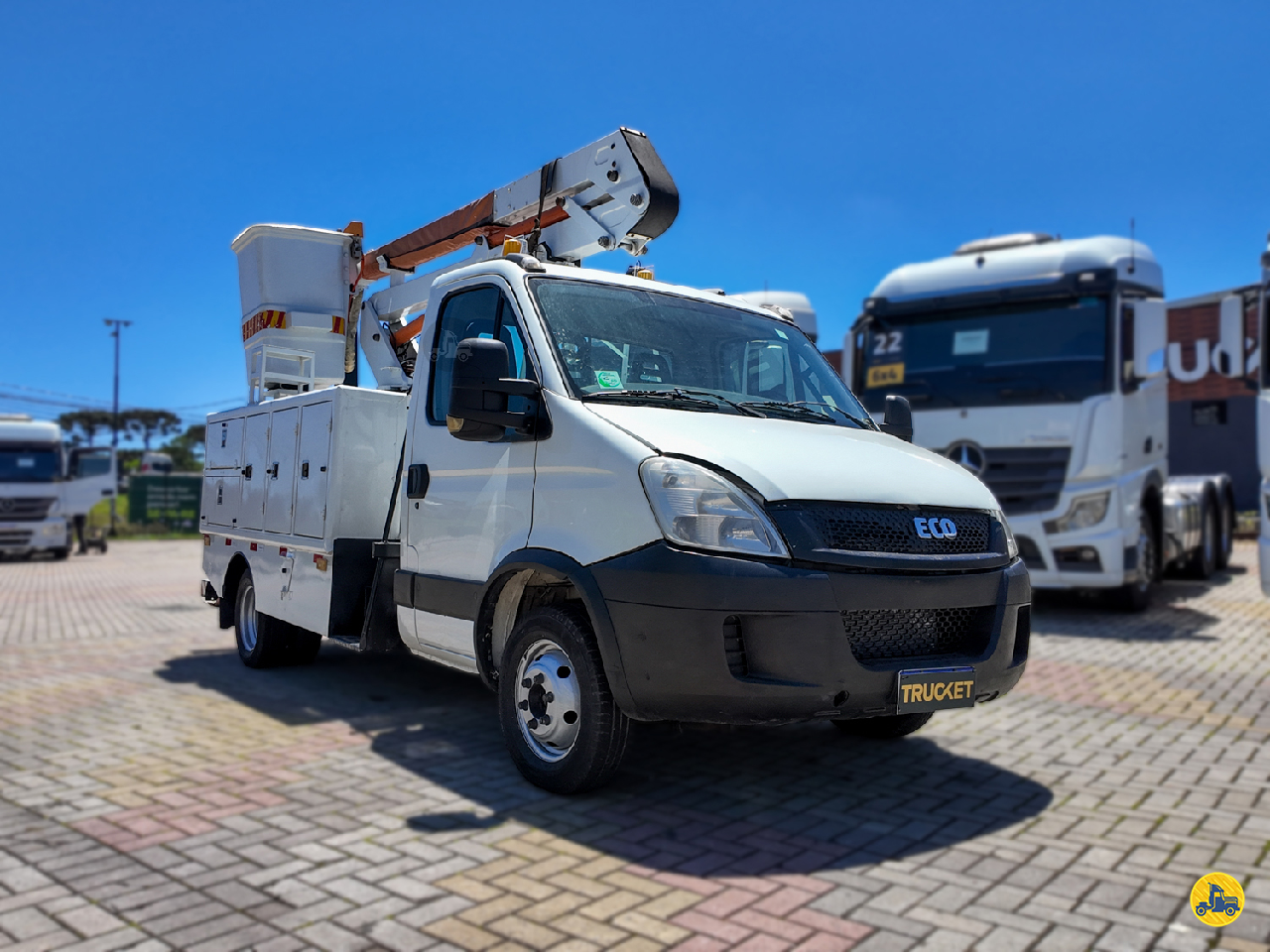 CAMINHAO IVECO DAILY 55c17 Cesto Aereo Isolado Toco 4x2 Trucket Caminhões CURITIBA PARANÁ PR