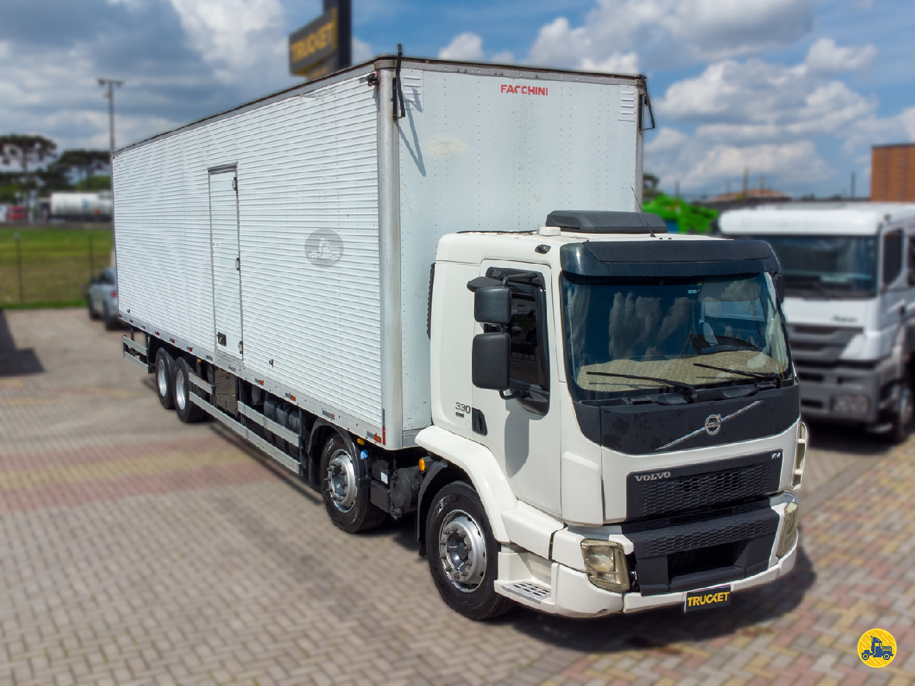 CAMINHAO VOLVO VOLVO VM 330 Baú Furgão BiTruck 8x2 Trucket Caminhões CURITIBA PARANÁ PR