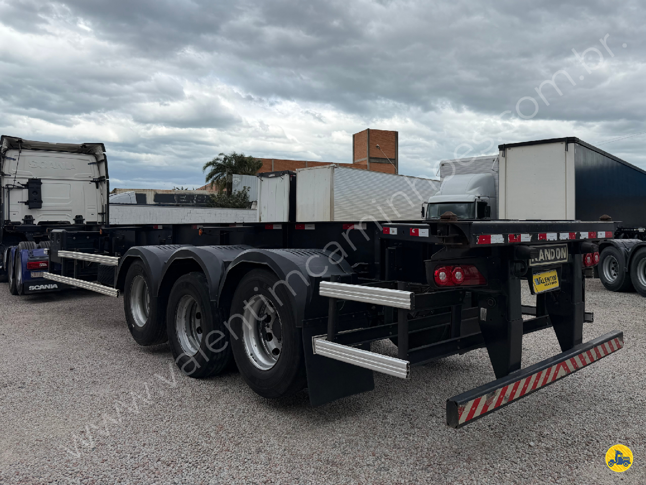CARRETA SEMI-REBOQUE PORTA-CONTAINER Valentim Caminhões ITAJAI SANTA CATARINA SC
