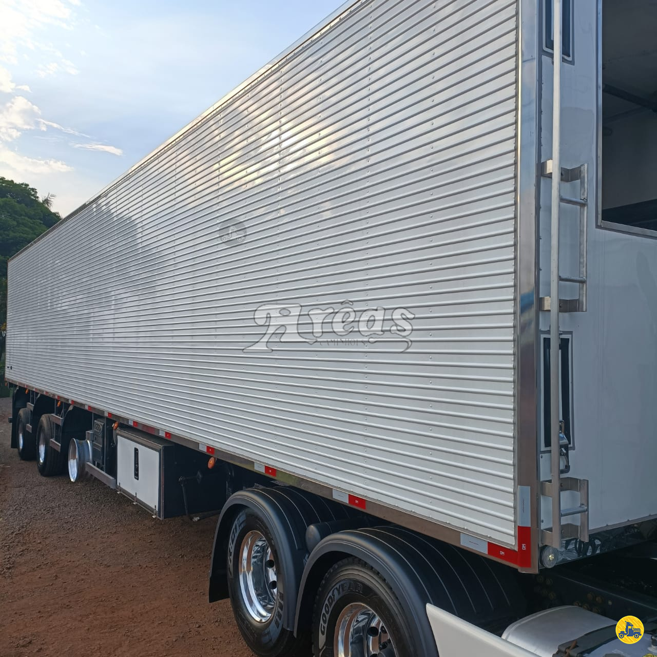 CARRETA SEMI-REBOQUE FRIGORIFICO Arêas Caminhões MARINGA PARANÁ PR