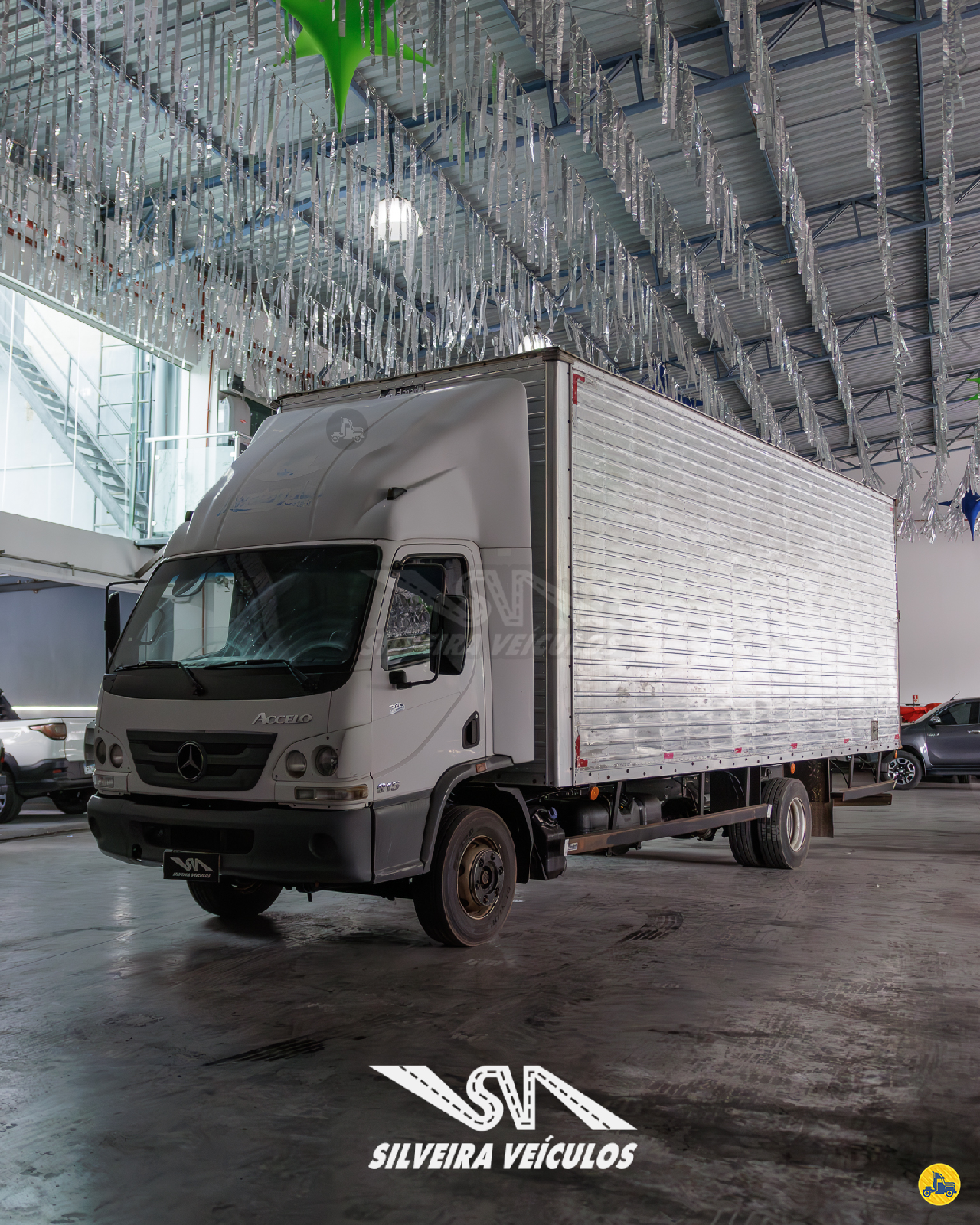CAMINHAO MERCEDES-BENZ MB 815 Baú Furgão 3/4 4x2 Silveira Veículos PIEDADE SÃO PAULO SP