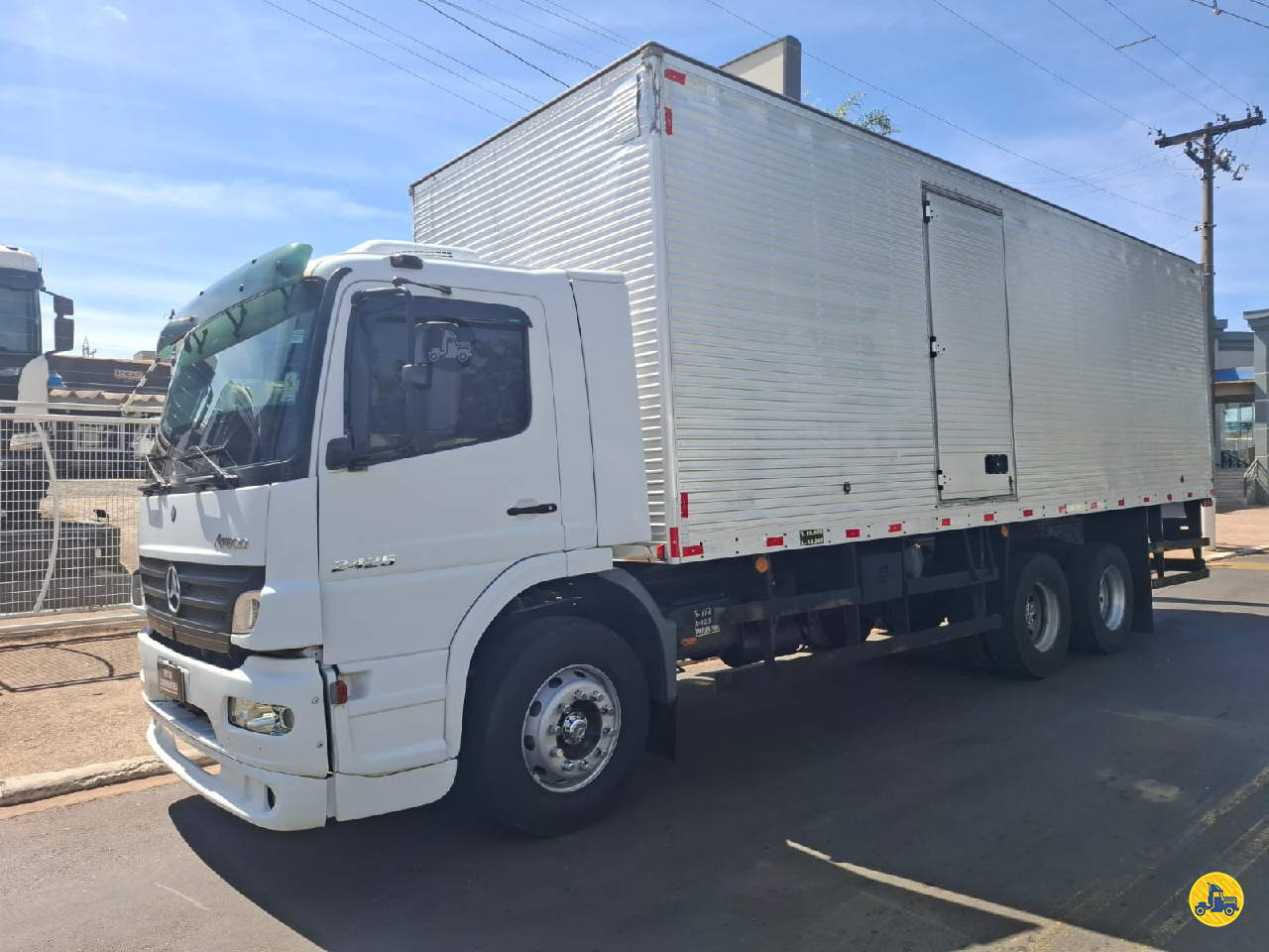 CAMINHAO MERCEDES-BENZ MB 2425 Baú Furgão Cavalo 6x2 Beto Caminhões Piracicaba AMERICANA SÃO PAULO SP