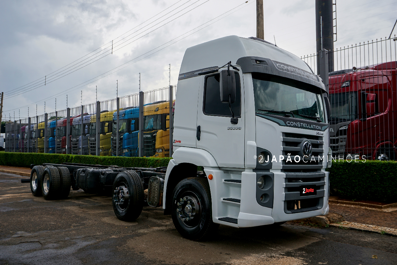 CAMINHAO VOLKSWAGEN VW 30330 Chassis BiTruck 8x2 2 Japão Caminhões e Carretas SUMARE SÃO PAULO SP