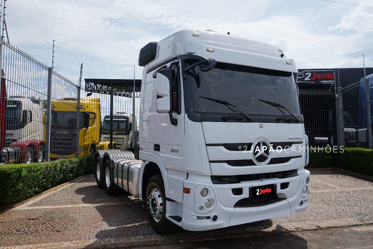 MB 2651 de 2 Japão Caminhões e Carretas