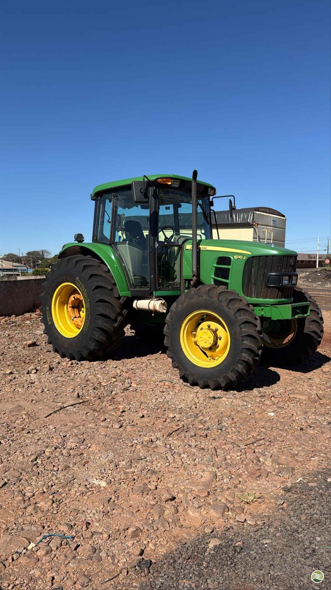 JOHN DEERE 6110J de Zanella Tratores