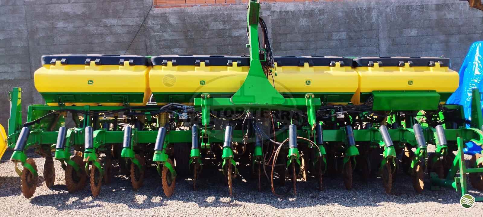 PLANTADEIRA JOHN DEERE PLANTADEIRAS 2115 Trator Terra - Jatai JATAI GOIAS GO