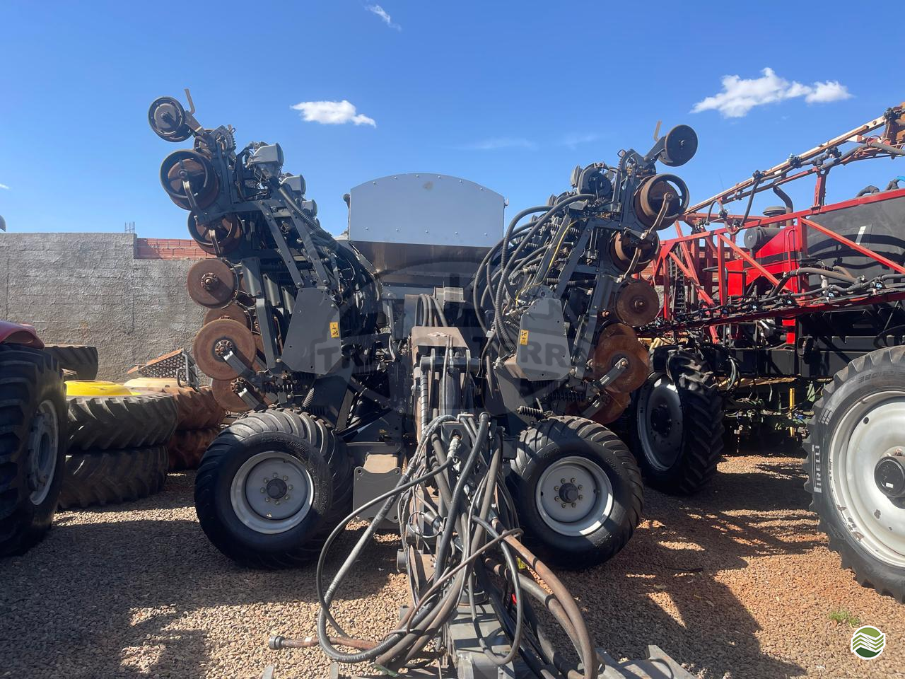PLANTADEIRA MASSEY FERGUSON MOMENTUM 24F Trator Terra - Jatai JATAI GOIAS GO