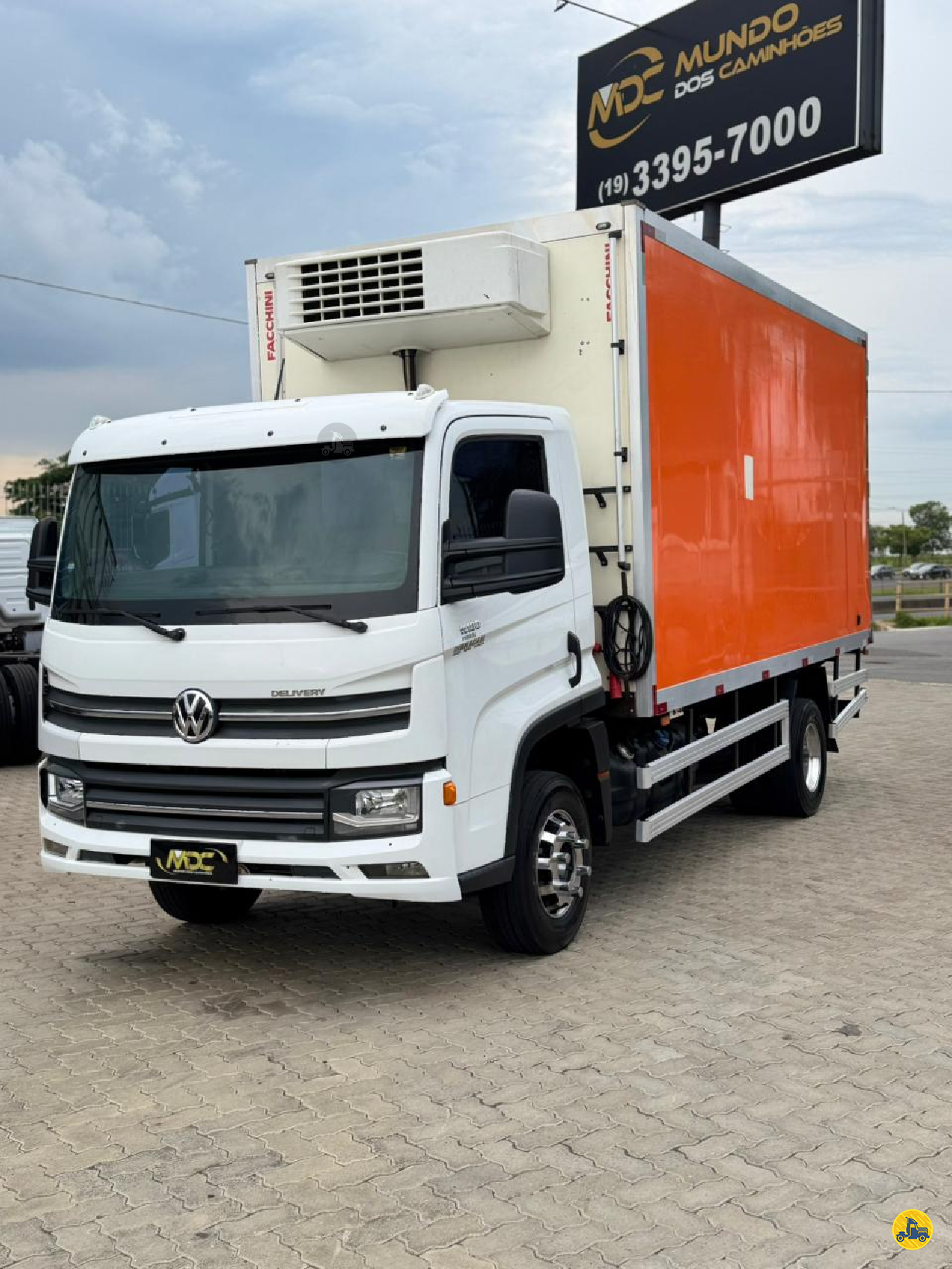 CAMINHAO VOLKSWAGEN VW 11180 Baú Frigorífico 3/4 4x2 Mundo dos Caminhões SUMARE SÃO PAULO SP