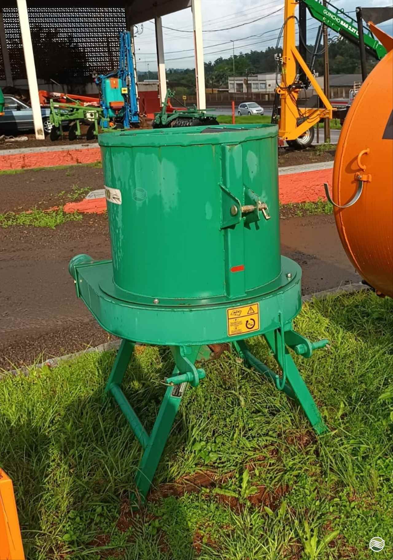 IMPLEMENTOS AGRICOLAS TRITURADOR FORRAGEIRO PICADOR DE FENO Oestemaq Tratores - Agrale MEDIANEIRA PARANÁ PR