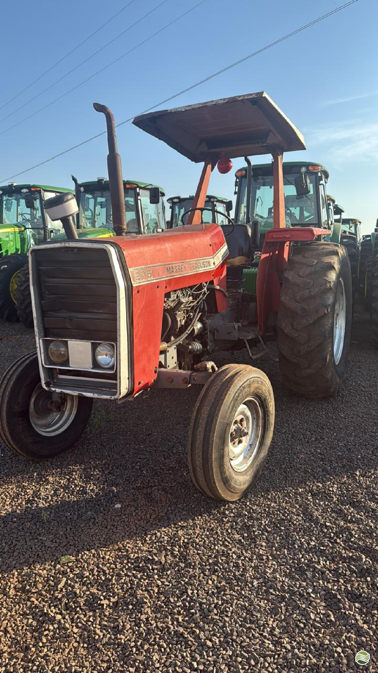 TRATOR MASSEY FERGUSON MF 275 Tração 4x2 D. Carvalho - John Deere ARACATUBA SÃO PAULO SP
