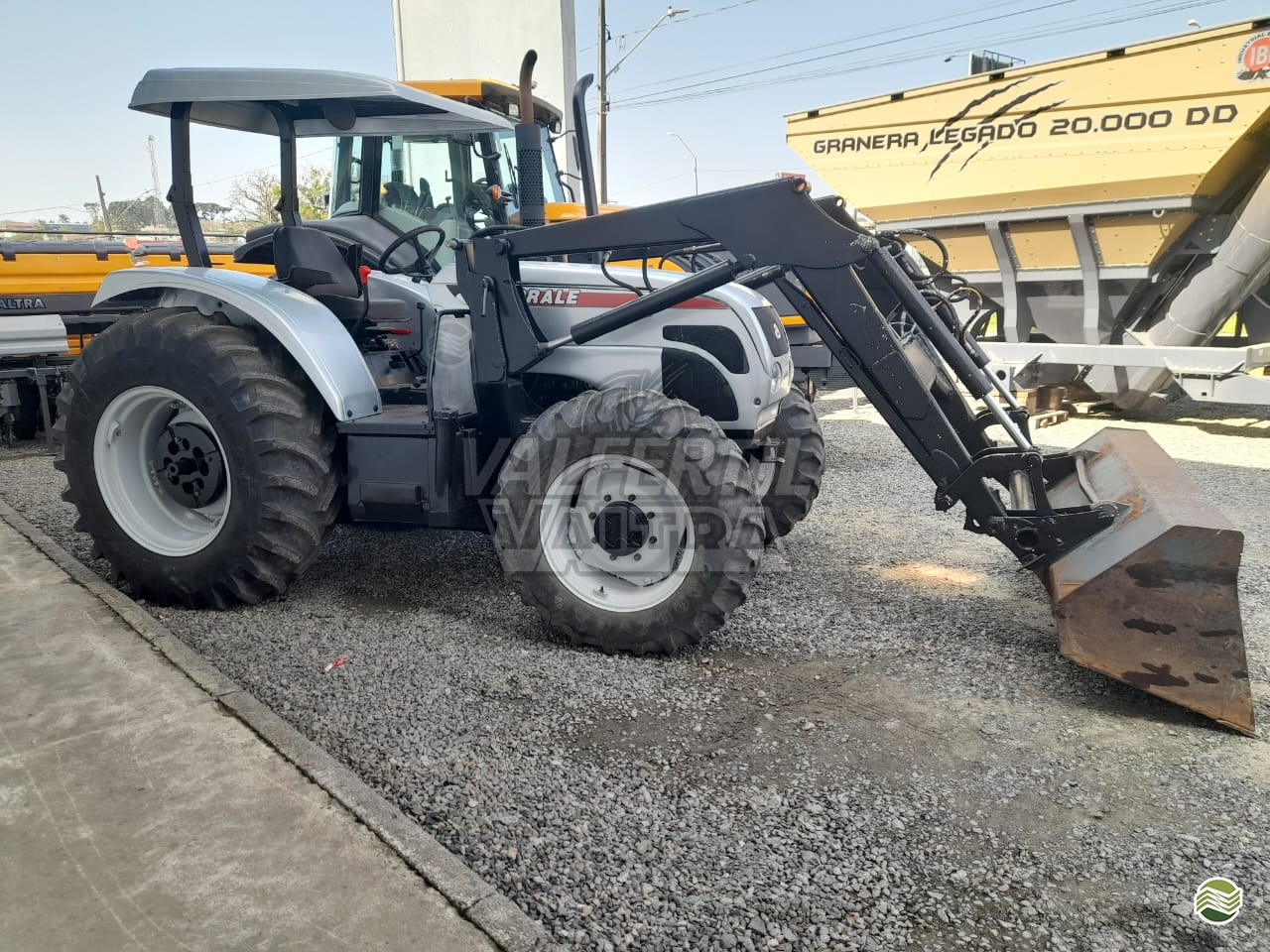 TRATOR AGRALE AGRALE 5075 Tração 4x4 Valfértil Máquinas Agrícolas - Valtra MAFRA SANTA CATARINA SC