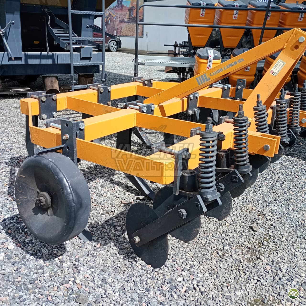 IMPLEMENTOS AGRICOLAS SUBSOLADOR 7 HASTES Valfértil Máquinas Agrícolas - Valtra MAFRA SANTA CATARINA SC