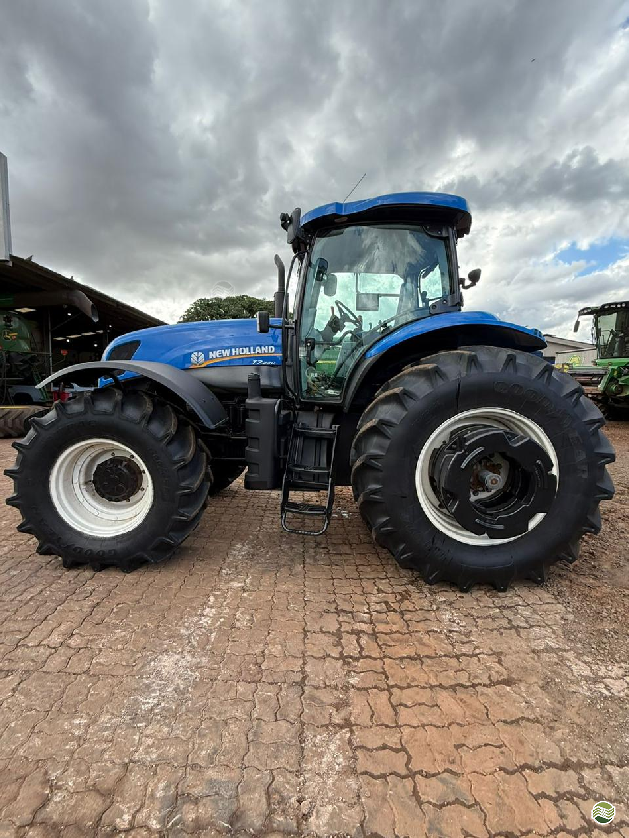 TRATOR NEW HOLLAND NEW T7 240 Tração 4x4 Ciarama Máquinas - John Deere - Matriz PONTA PORA MATO GROSSO DO SUL MS