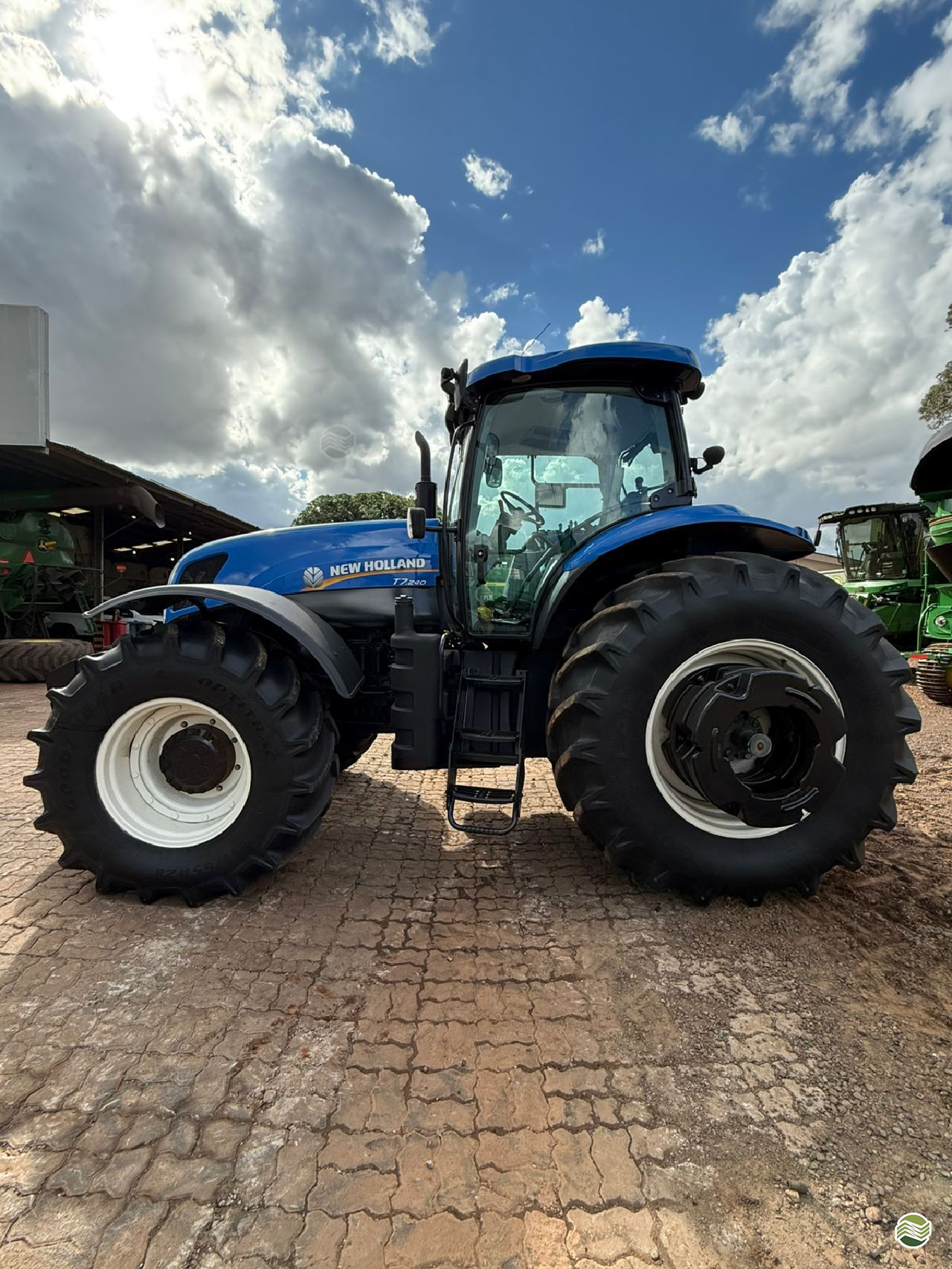 TRATOR NEW HOLLAND NEW T7 240 Tração 4x4 Ciarama Máquinas - John Deere - Matriz PONTA PORA MATO GROSSO DO SUL MS