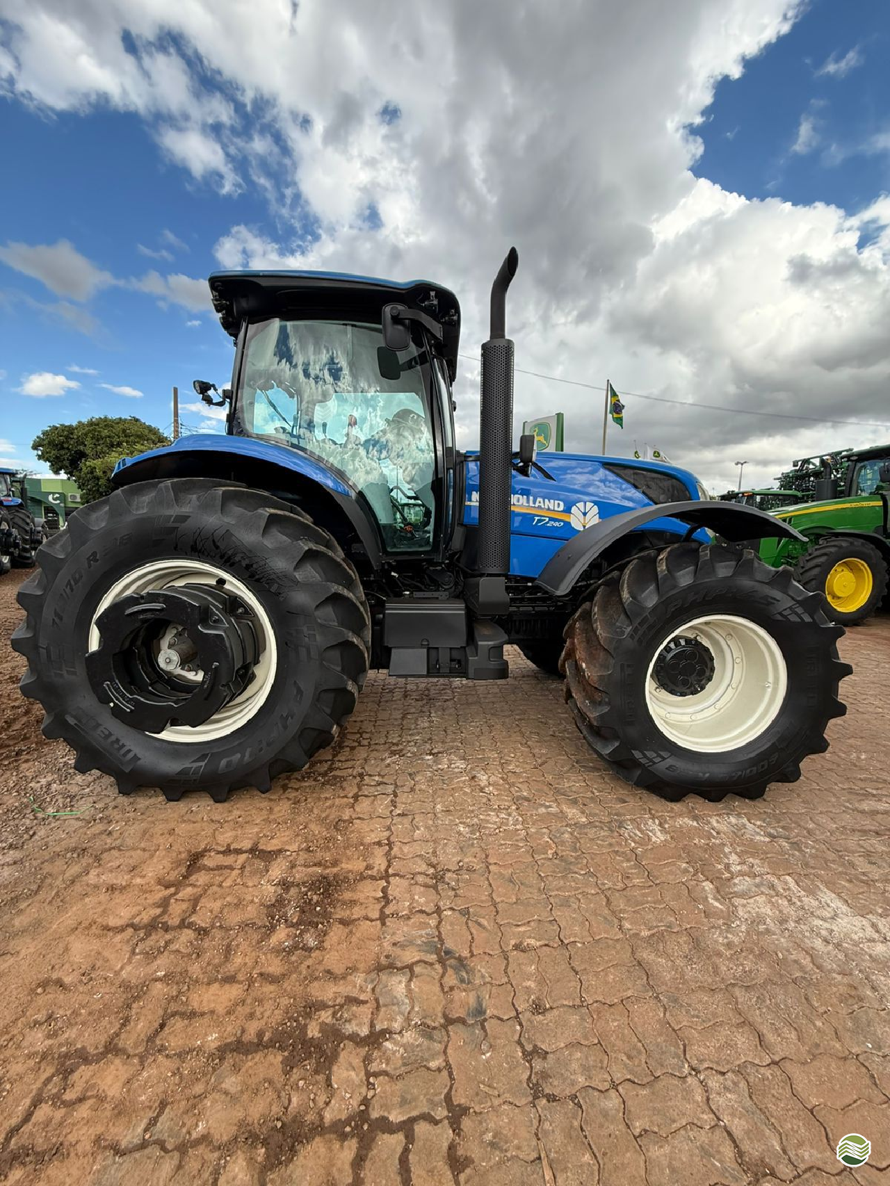 TRATOR NEW HOLLAND NEW T7 240 Tração 4x4 Ciarama Máquinas - John Deere - Matriz PONTA PORA MATO GROSSO DO SUL MS