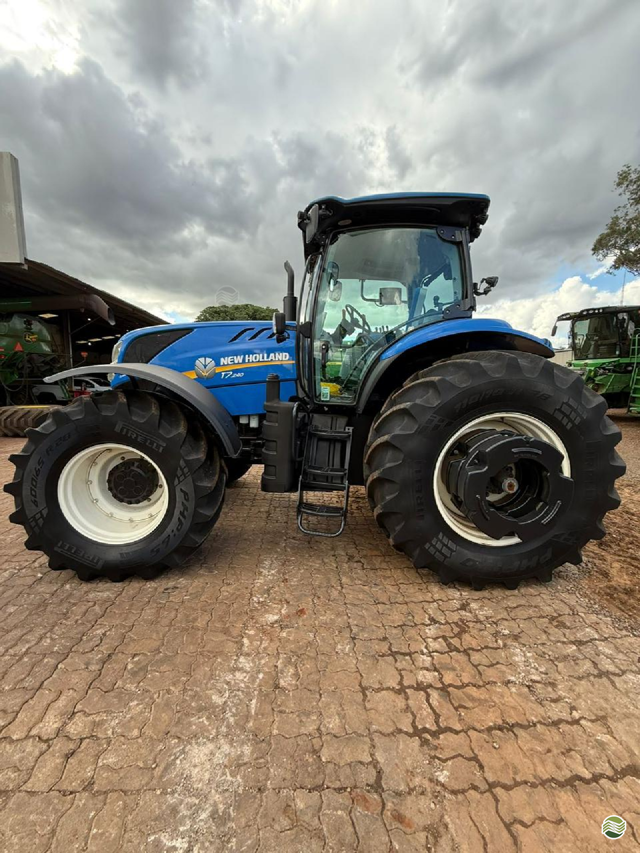 TRATOR NEW HOLLAND NEW T7 240 Tração 4x4 Ciarama Máquinas - John Deere - Matriz PONTA PORA MATO GROSSO DO SUL MS