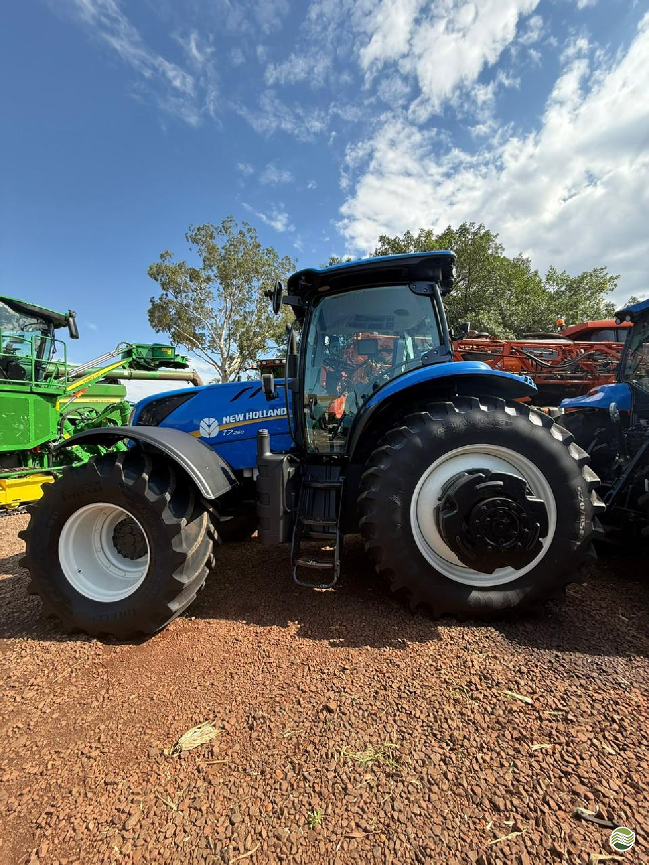 TRATOR NEW HOLLAND NEW T7 260 Tração 4x4 Ciarama Máquinas - John Deere - Matriz PONTA PORA MATO GROSSO DO SUL MS