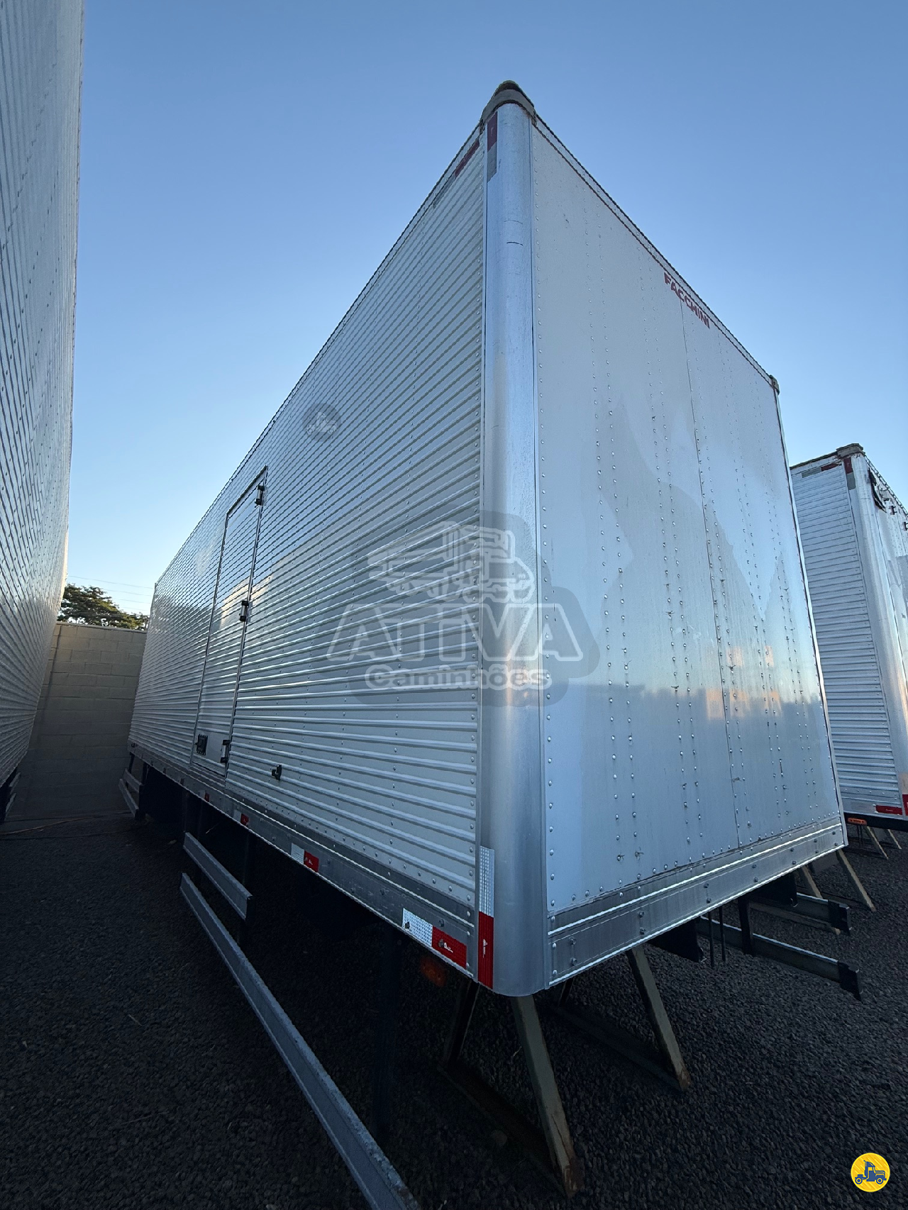CARROCERIA SOBRE CHASSI  TRUCK BAU FURGAO Ativa Caminhões CATANDUVA SÃO PAULO SP