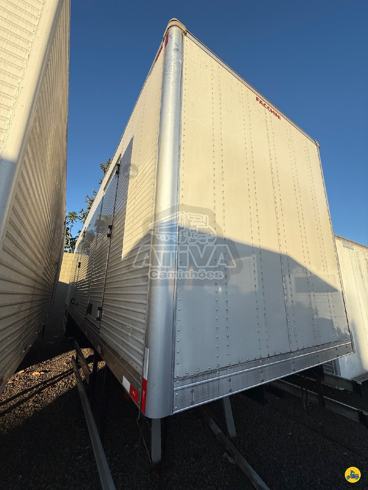 CARROCERIA SOBRE CHASSI  TRUCK BAU FURGAO Ativa Caminhões CATANDUVA SÃO PAULO SP