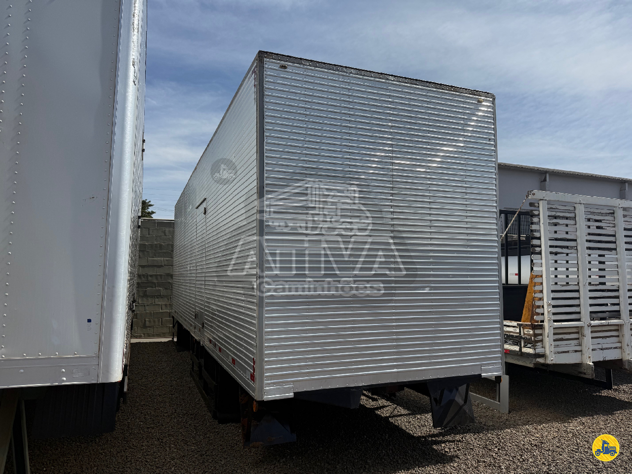 CARROCERIA SOBRE CHASSI  TRUCK BAU FURGAO Ativa Caminhões CATANDUVA SÃO PAULO SP