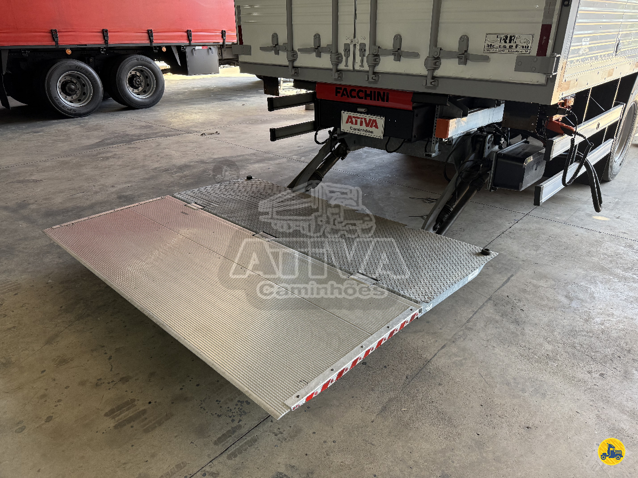 CARROCERIA SOBRE CHASSI  TRUCK PLATAFORMA ELEVATORIA Ativa Caminhões CATANDUVA SÃO PAULO SP