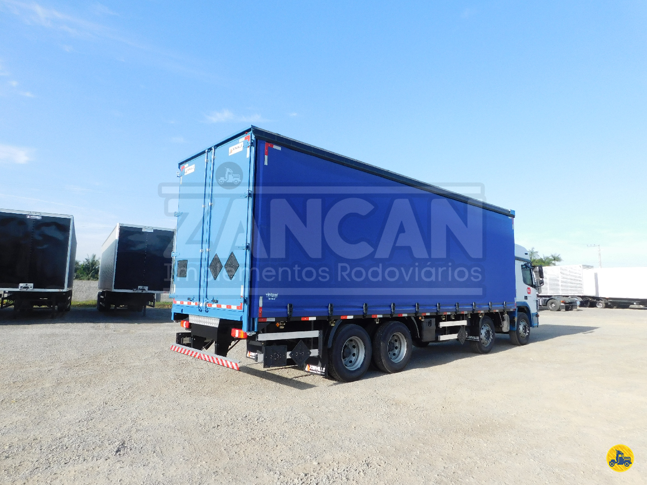 CARROCERIA SOBRE CHASSI  TRUCK BAU SIDER Zancan Implementos - Joinville - Noma MARMELEIRO PARANÁ PR