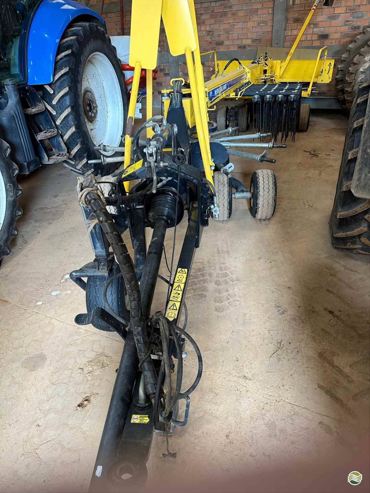 IMPLEMENTOS AGRICOLAS ENLEIRADOR ENLEIRADOR DE PALHA Pedrinho Tratores CASTRO PARANÁ PR