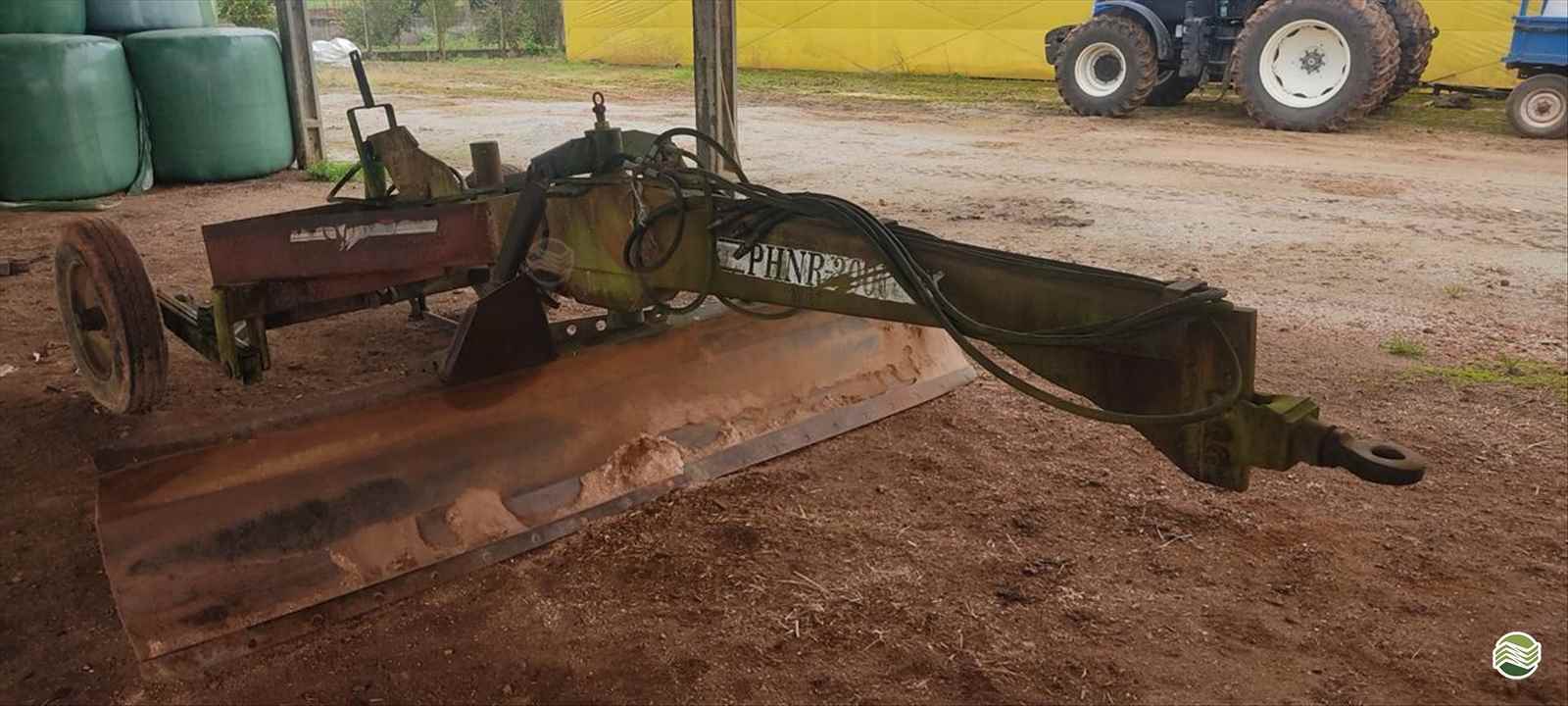 IMPLEMENTOS AGRICOLAS LÂMINA TRASEIRA Pedrinho Tratores CASTRO PARANÁ PR