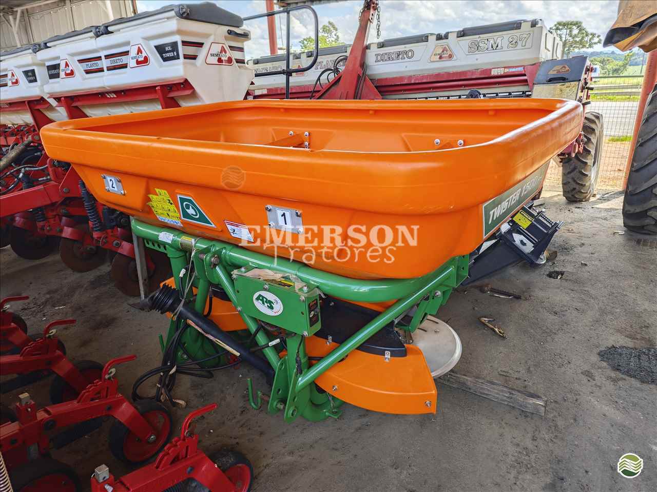 IMPLEMENTOS AGRICOLAS DISTRIBUIDOR TWISTER 1500 APS Emerson Tratores PONTA GROSSA PARANÁ PR