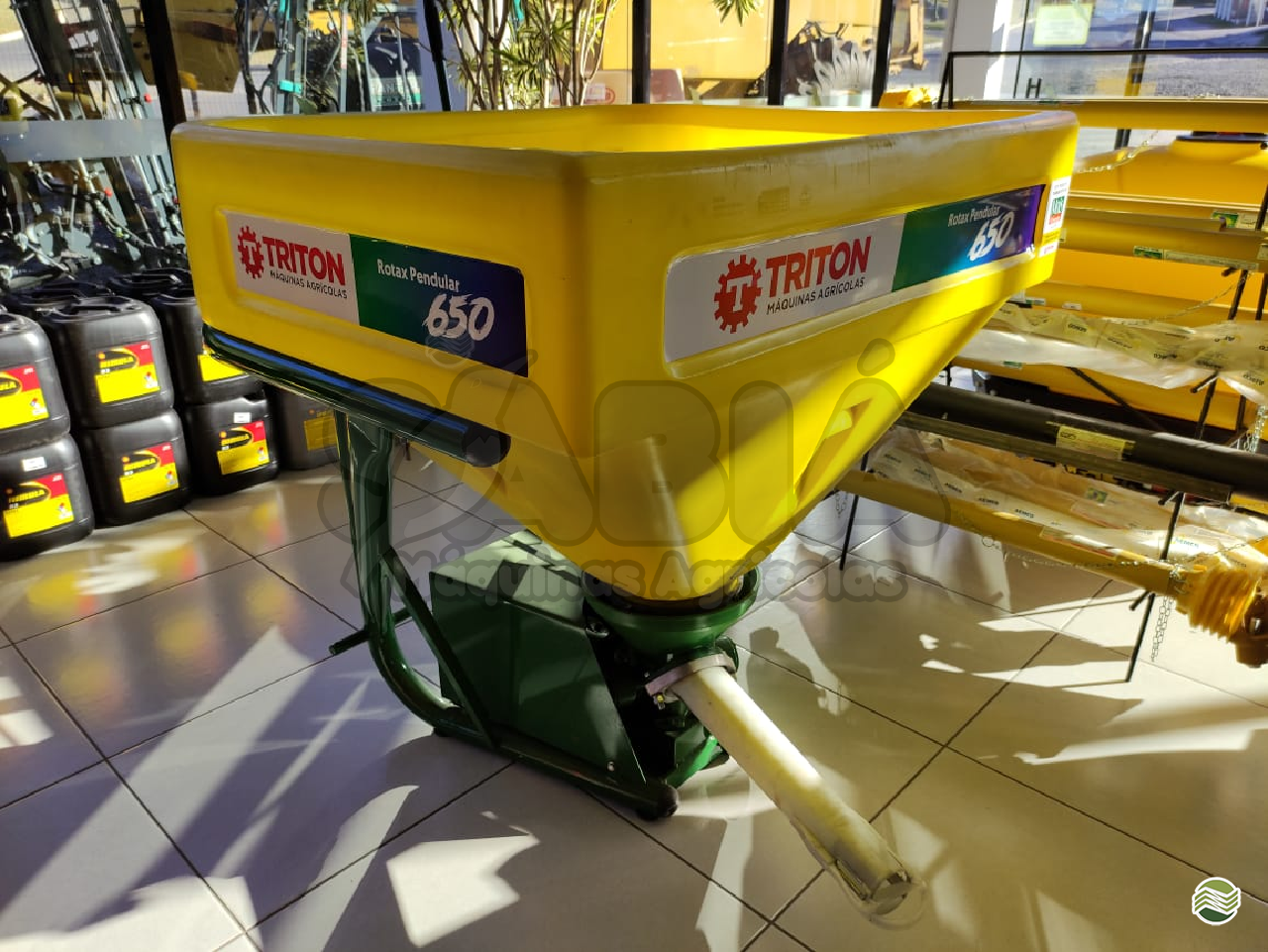 IMPLEMENTOS AGRICOLAS DISTRIBUIDOR ADUBADORA E SEMEADORA PENDULAR Sabiá Máquinas Agrícolas IRATI PARANÁ PR