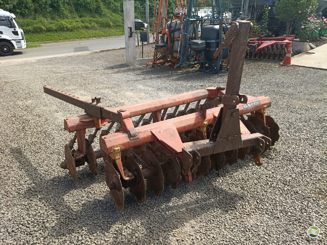 IMPLEMENTOS AGRICOLAS GRADE NIVELADORA NIVELADORA 24 DISCOS Sabiá Máquinas Agrícolas IRATI PARANÁ PR