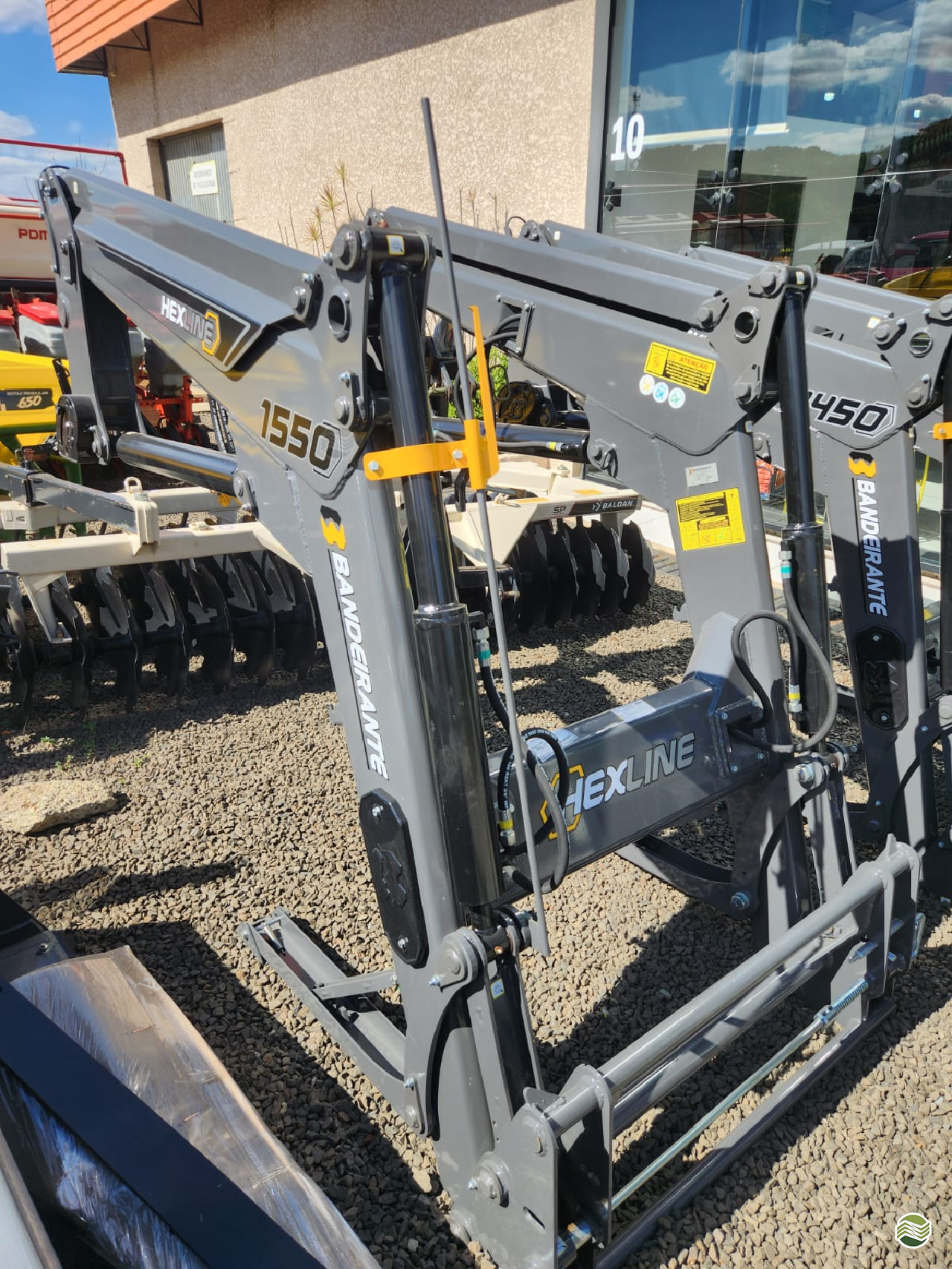 IMPLEMENTOS AGRICOLAS PLAINA NIVELADORA PLAINA HIDRÁULICA DIANTEIRA Sabiá Máquinas Agrícolas IRATI PARANÁ PR