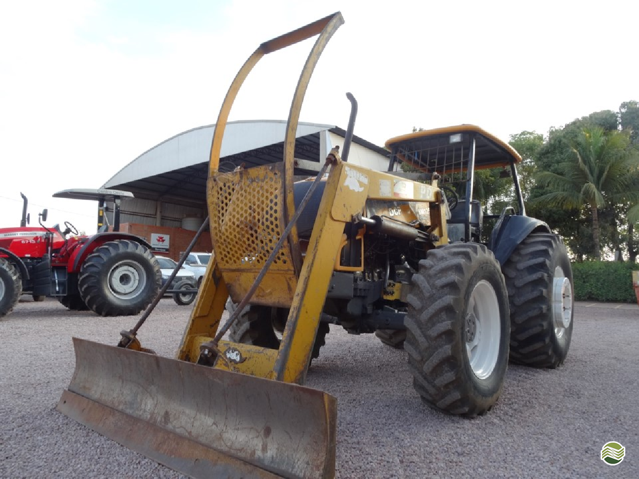 TRATOR VALTRA VALTRA BM 125 Tração 4x4 Centro Oeste Máquinas RONDONOPOLIS MATO GROSSO MT