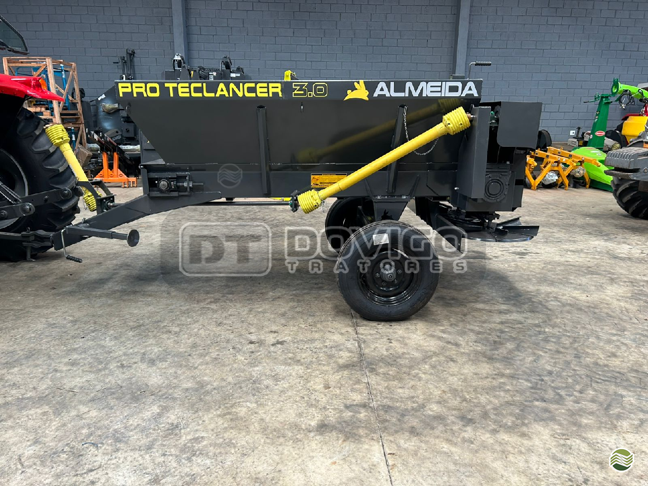 IMPLEMENTOS AGRICOLAS DISTRIBUIDOR CALCÁRIO 3000 Kg Dovigo Tratores ARTUR NOGUEIRA SÃO PAULO SP