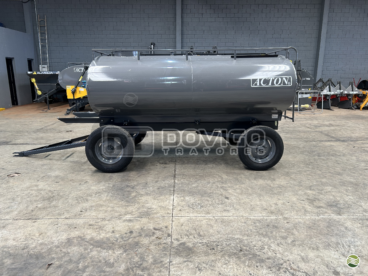 IMPLEMENTOS AGRICOLAS CARRETA TANQUE TANQUE 4200 LITROS Dovigo Tratores ARTUR NOGUEIRA SÃO PAULO SP