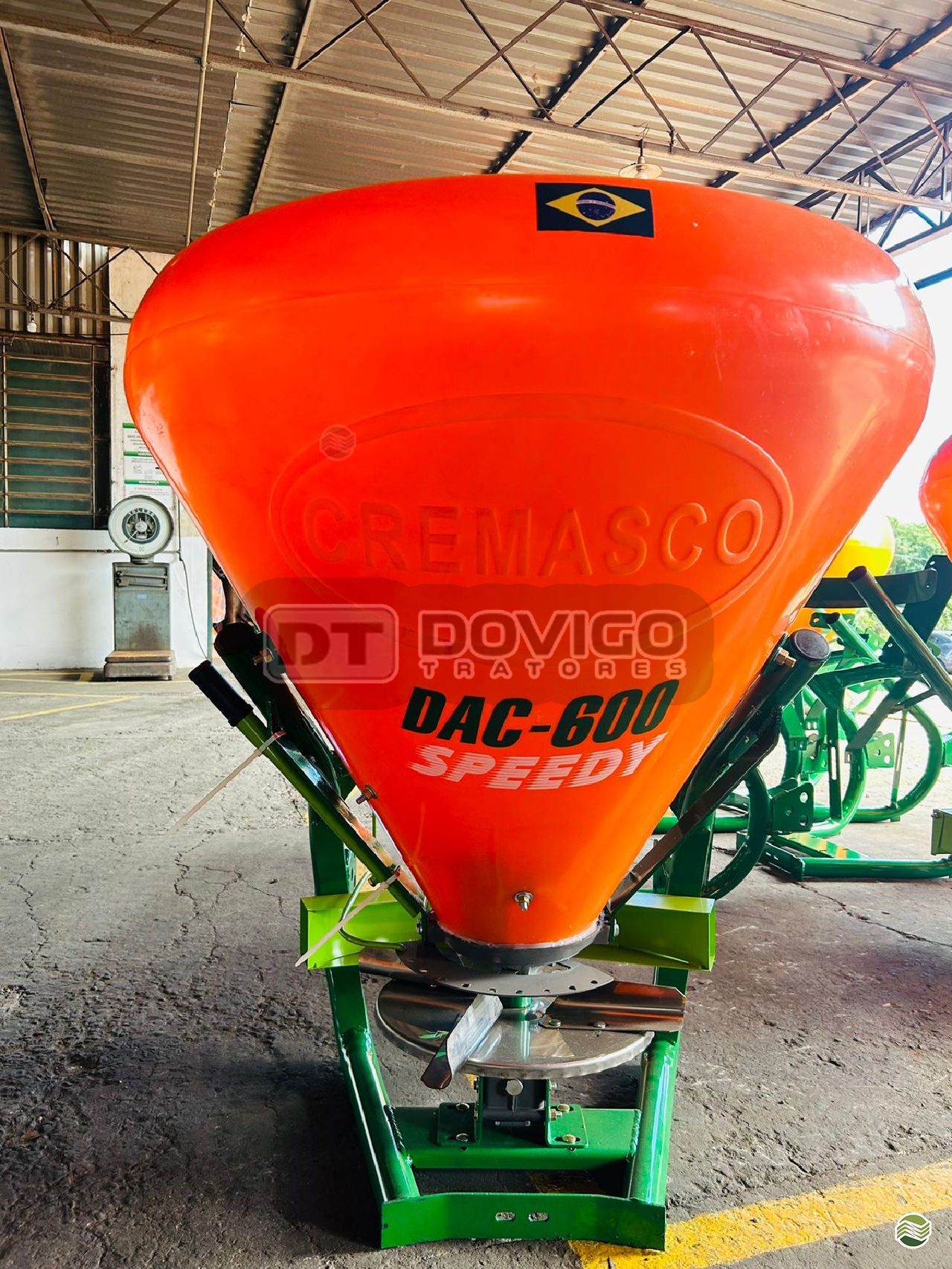 IMPLEMENTOS AGRICOLAS DISTRIBUIDOR ADUBADORA E SEMEADORA PENDULAR Dovigo Tratores ARTUR NOGUEIRA SÃO PAULO SP