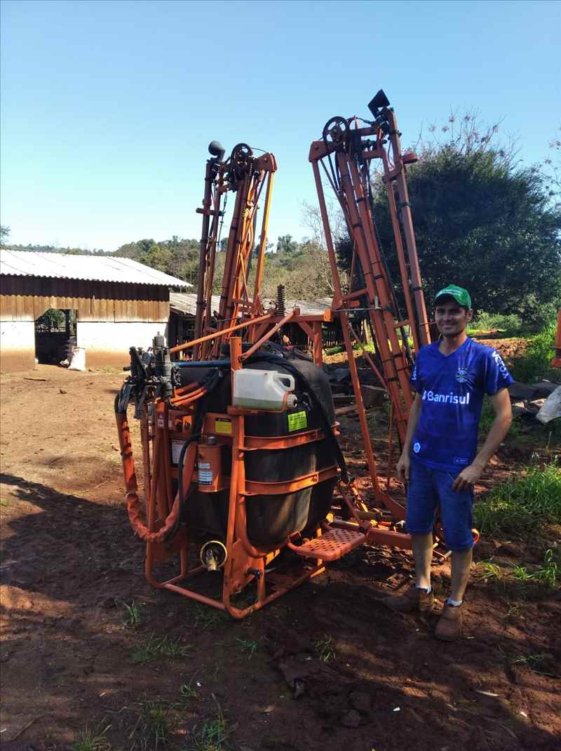 PULVERIZADOR ENTREGUE A FAMILIA DALBOSCO DA COMUNIDADE DE NOVA SANANDUVA - SALTO DO LONTRA - PR. OBRIGADO PELA PREFERENCIA!!! BONS TRABALHOS!!!