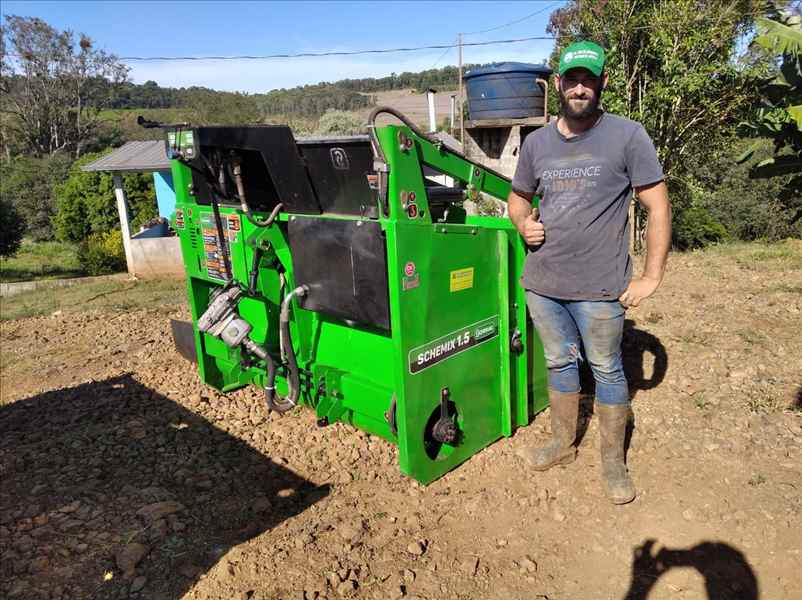 DESENCILADEIRA SCHEMAQ ENTREGUE A RUDINEI LASTA DA COMUNIDADE DE SAO JOAO DO COTEGIPE, SALTO DO LONTRA-PR. DESEJAMOS BONS TRABALHOS!!! 