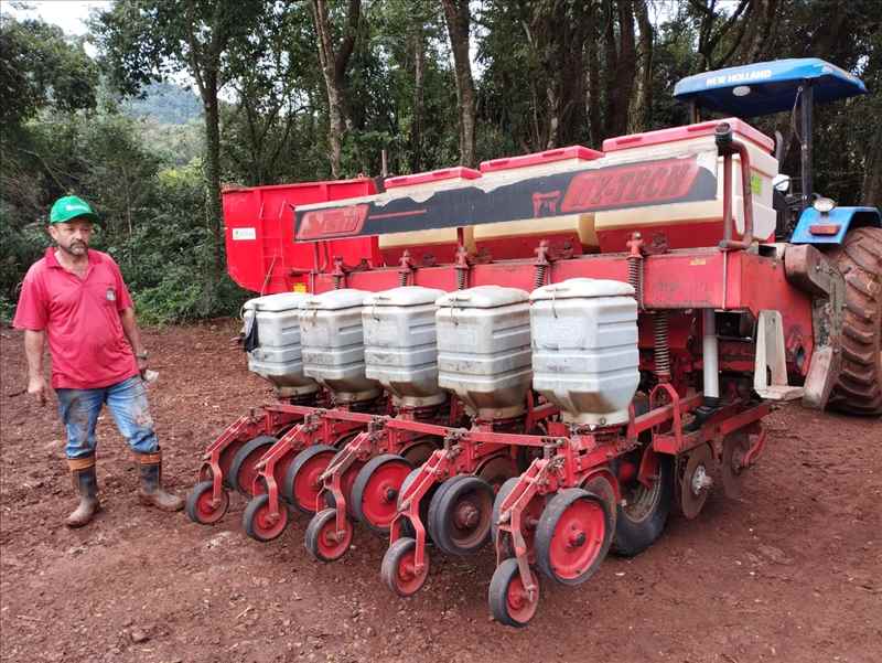 PLANTADEIRA SFHIL ENTREGUE A FAMILIA SZESKOSKI DA COMUNIDADE DE SANTA LUZIA DO BANDEIRA, SALTO DO LONTRA-PR, AGRADECEMOS A PREFERENCIA E DESEJAMOS BONS TRABALHOS!!!