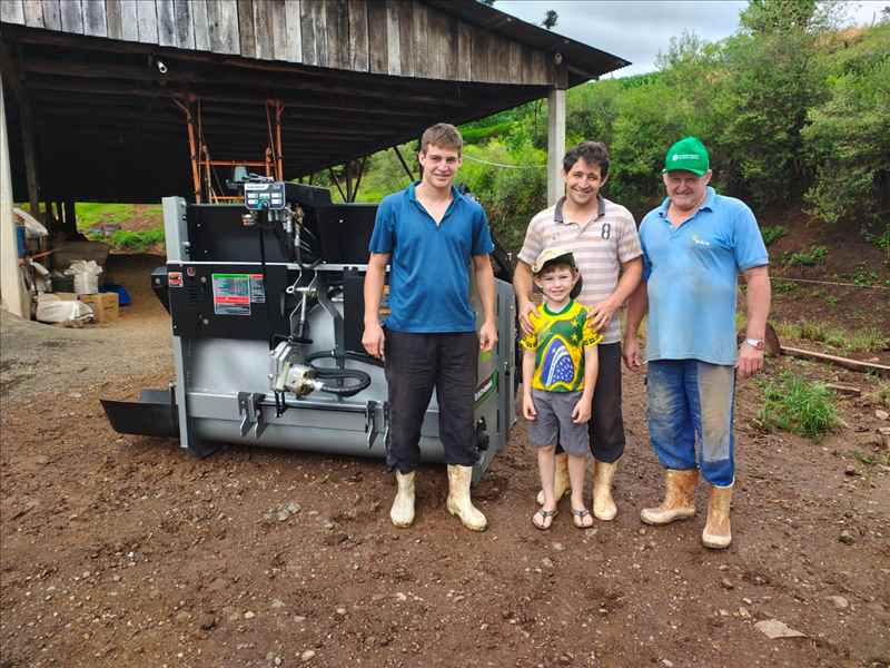 DESENCILADOR SCHEMAQ ENTREGUE A FAMILIA HELLMANN DA COMUNIDADE DE PONTE NOVA DO COTEGIPE CIDADE DE FRANCISCO BELTRÃO/PR. GRATIDÃO PELA PREFERENCIA DESEJAMOS BONS TRABALHOS COM ESSA NOVA AQUISIÇAO!