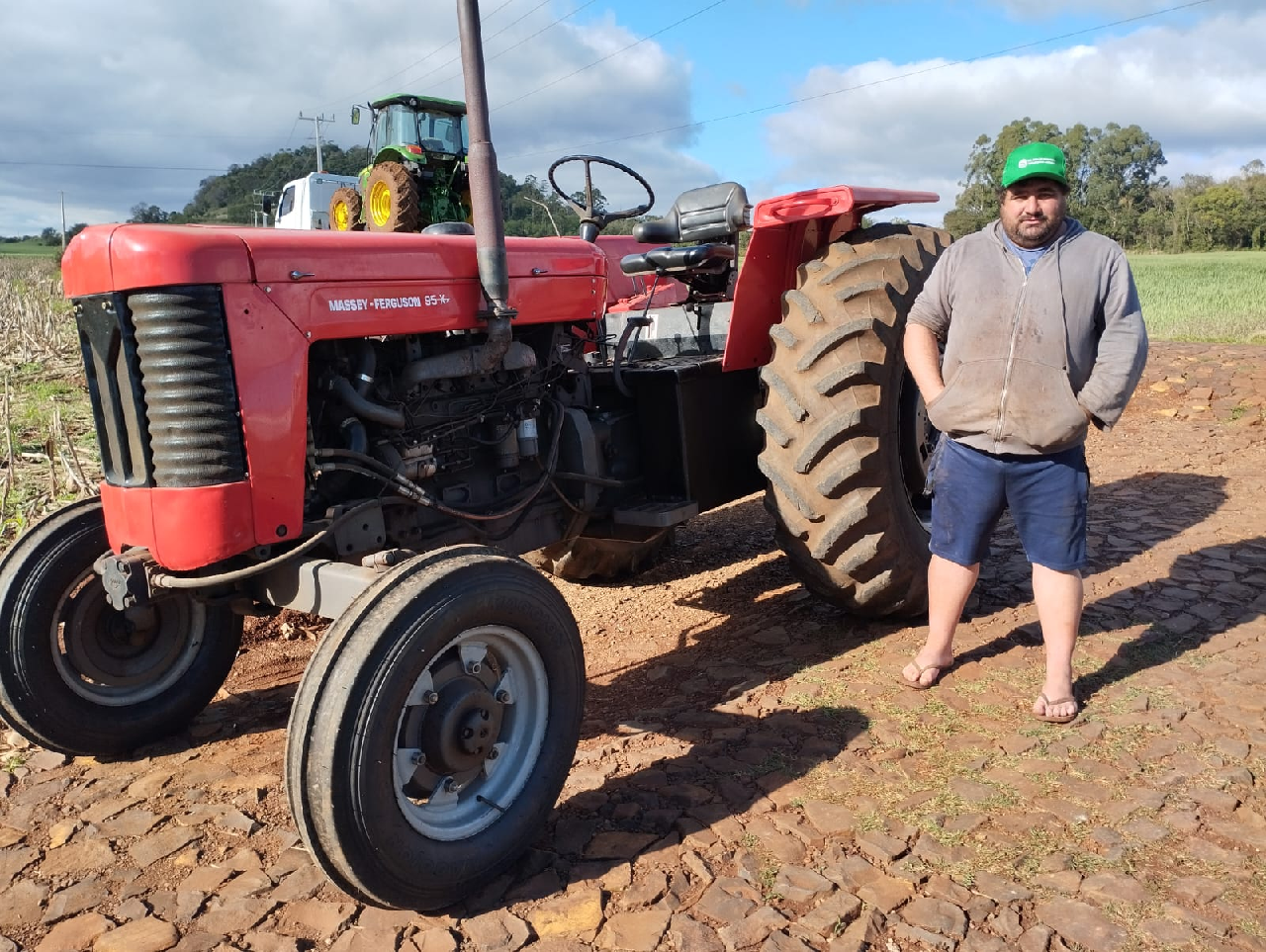 TRATOR MASSEY 95X , VENDIDO A FAMILIA MARASCHIM DA COMUNIDADE DE LINHA OURO FINO, CIDADE DE NOVA PRATA DO IGUAÇU - PR. AGRADECEMOS A PREFERENCIA E DESEJAMOS ONS TRABALHOS!!!